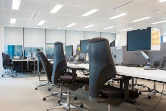 Hot-desking open space. Audit, tax and advisory services firm © Andreia Alves de Oliveira