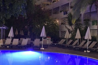 Hotel Pool © Leslie Hakim-Dowek