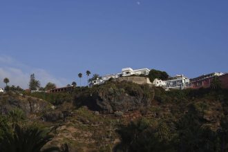 Houses on Cliff © Leslie Hakim-Dowek
