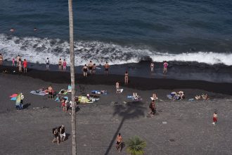 Black Beach © Leslie Hakim-Dowek