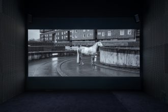 Melanie Manchot, Cornered Star, 2018 Installation video 4K, 7’ Exhibition view of Open Ended Now, MAC VAL 2018 © Adagp, Paris 2018. Photo credit: Martin Argyroglo