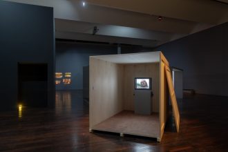 Melanie Manchot, For a moment between strangers, 2001 Video Installation, 19'04" Exhib. view of Open Ended Now, MAC VAL 2018 © Adagp, Paris 2018. Photo credit: Martin Argyroglo