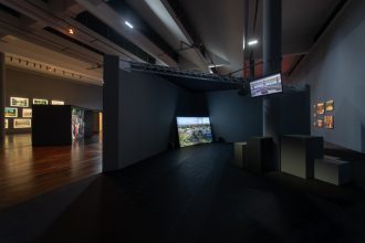 Melanie Manchot, Tracer, 2013 Video Installation, HD, 19'43" Exhibition view of Open Ended Now, MAC VAL 2018 © Adagp, Paris 2018. Photo credit: Martin Argyroglo