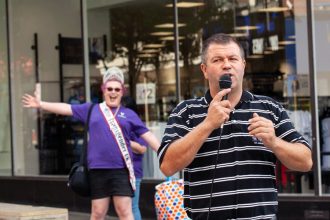 A preacher recommends that gays “repent” and “turn to Jesus”. © Gemma Taylor