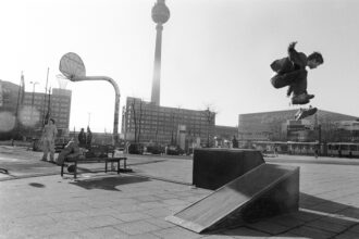Alexanderplatz, Berlin-Mitte, März 2003, Deutschland © Harald Hauswald/OSTKREUZ