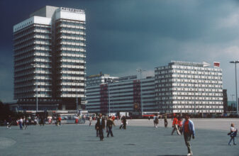 Haus des Reisens, Alexanderplatz, Berlin-Mitte, 1989, DDR © Harald Hauswald/OSTKREUZ