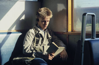 Oberschüler in der S-Bahn, Berlin, 1986, DDR © Harald Hauswald/OSTKREUZ