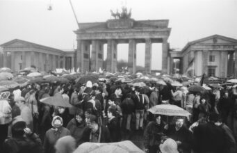 Maueröffnung am Brandenburger Tor, November 1989, Berlin, DDR © Harald Hauswald/OSTKREUZ