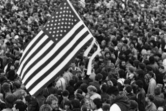 US-Flagge im Publikum, Konzert des US-amerikanischen Rockmusikers Bruce Springsteen, Radrennbahn Weißensee, Juli 1988, Berlin, DDR, Deutschland © Harald Hauswald/OSTKREUZ