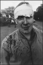 Berliner Hooligans: gewalttätige Fußballfans, Magdeburg, Sachsen-Anhalt, Deutschland, 1991 © Harald Hauswald/OSTKREUZ