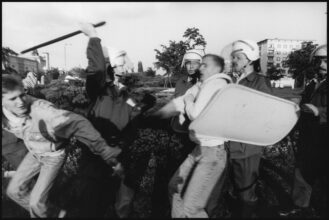 Berliner Hooligans gewalttätige Fußballfans, in Magdeburg, Sachsen-Anhalt, Deutschland, 1992 © Harald Hauswald/OSTKREUZ
