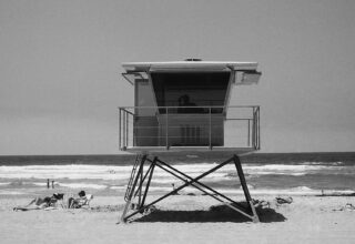 Life guard hut, 1987 © Stephen Clarke