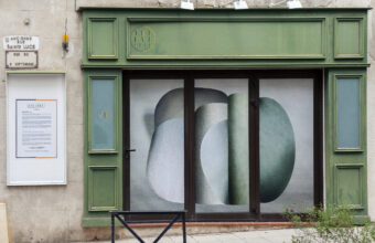 Hannah Hughes, Mirror Image 57: Hinge, 2021, Entractes 15, The Eye Sees gallery, Arles, France, Photo Credit Daniel Robles