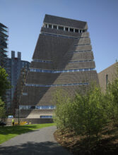 The Blavatnik Building from the garden © Iwan Baan
