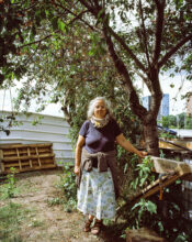 Bruno Serralongue , Dolores Mijatovic, jardinière à la tête du mouvement de défense des Jardins ouvriers des Vertus, Aubervilliers, 29 mai 2022 Aubervilliers, 29 mai 2022 Courtesy The artist & Air de Paris, Romainville