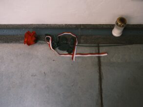 Schloss Hartheim: Flower and candle left by family member, people arrive at the castle every day to find out what happened to relatives to achieve closure © Richard Wood